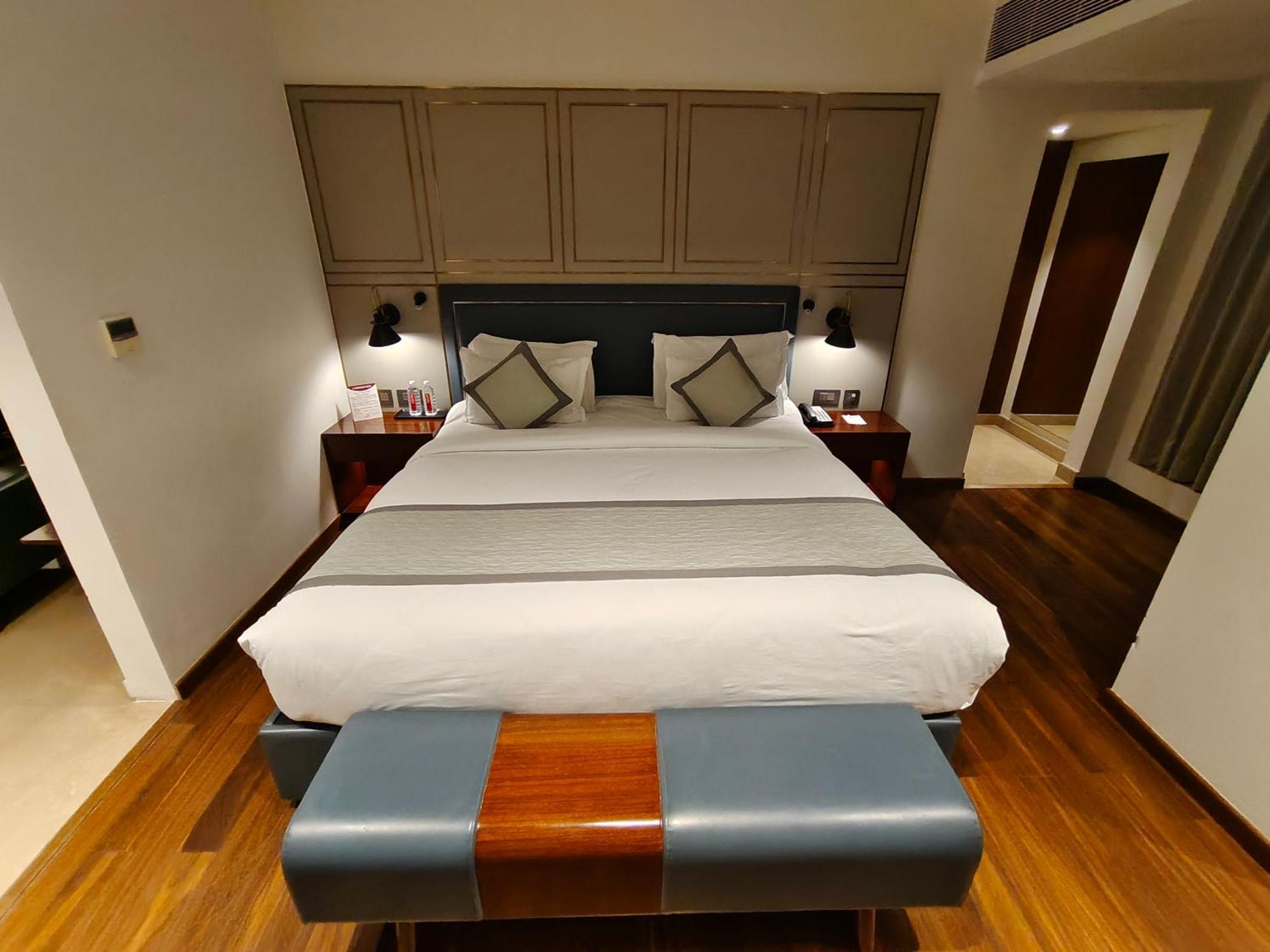 Pride Hotel Удайпур Экстерьер фото